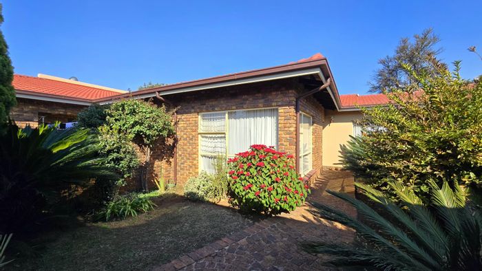 Brackenhurst Townhouse For Sale: 2 beds, private courtyard, pet-friendly, park access.