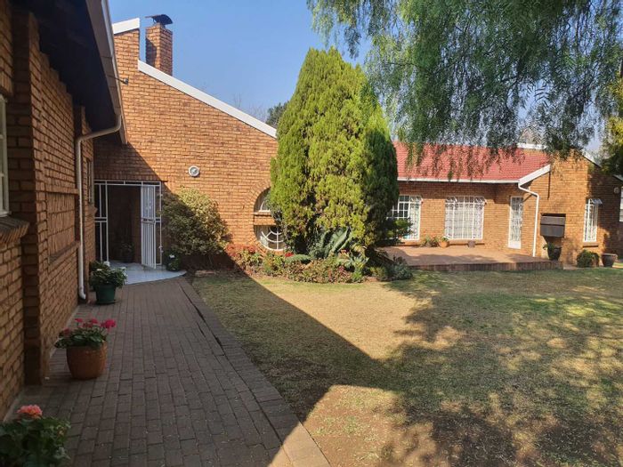 Meyersdal House For Sale: 5 Bedrooms, 2 Lounges, Study, Garden, 4 Garages.