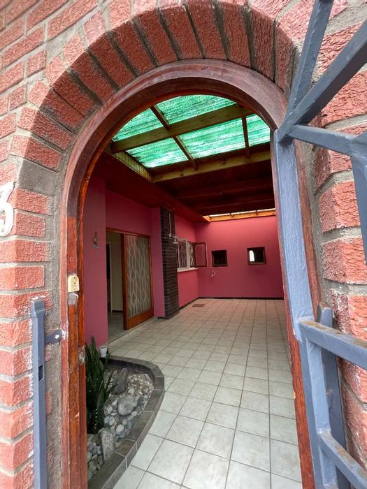 Vineta House For Sale: 3 Bedrooms, Office, Entertainment Room, Tandem Garage, Spacious Yard.