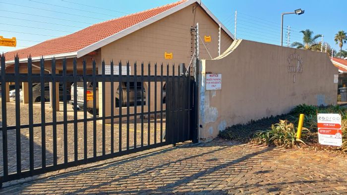 Norkem Park Townhouse For Sale: Pool, braai area, private garden, pet-friendly.