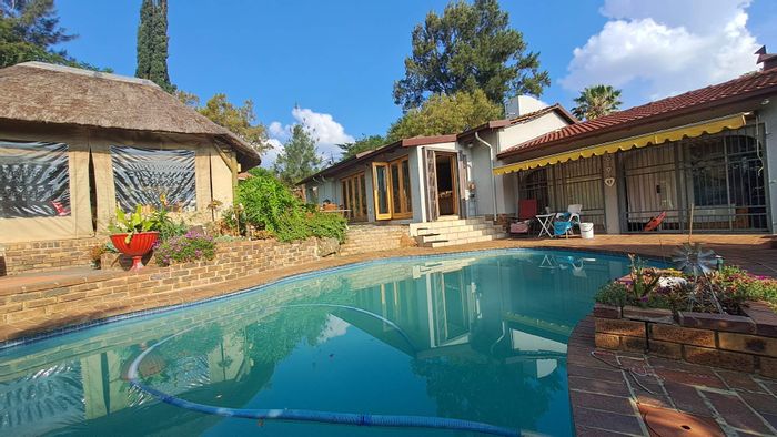 Brackendowns House For Sale: 3 bedrooms, pool, entertainment area, security features.