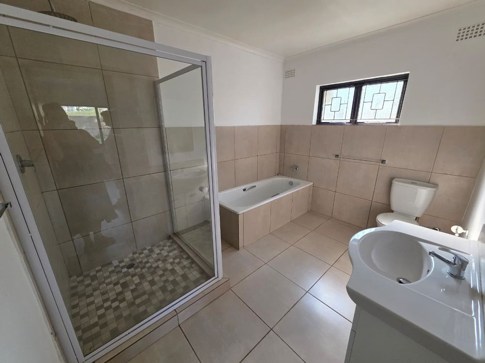 Main en-suite bathroom