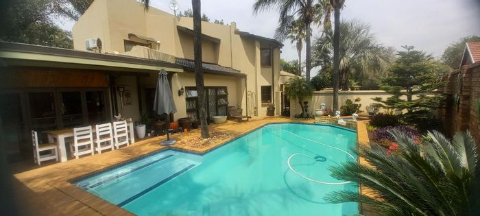 For Sale: House in Sunward Park with pool, bar area, and ample parking.