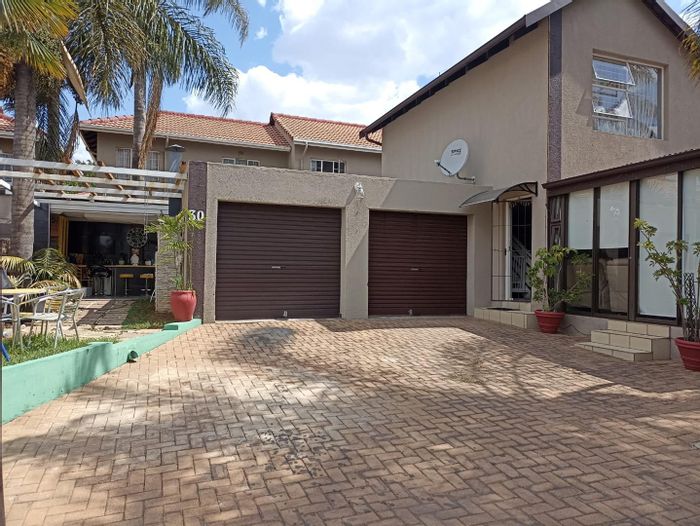 Eden Glen Cluster To Rent: 3 beds, braai area, double garage, close to amenities.