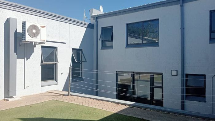 Klein Windhoek townhouse to rent: 4 beds, 3 baths, pet-friendly, secure complex.