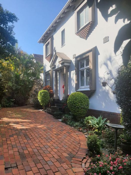 Berea House For Sale: 3 en suite bedrooms, pool, flatlets, and study.