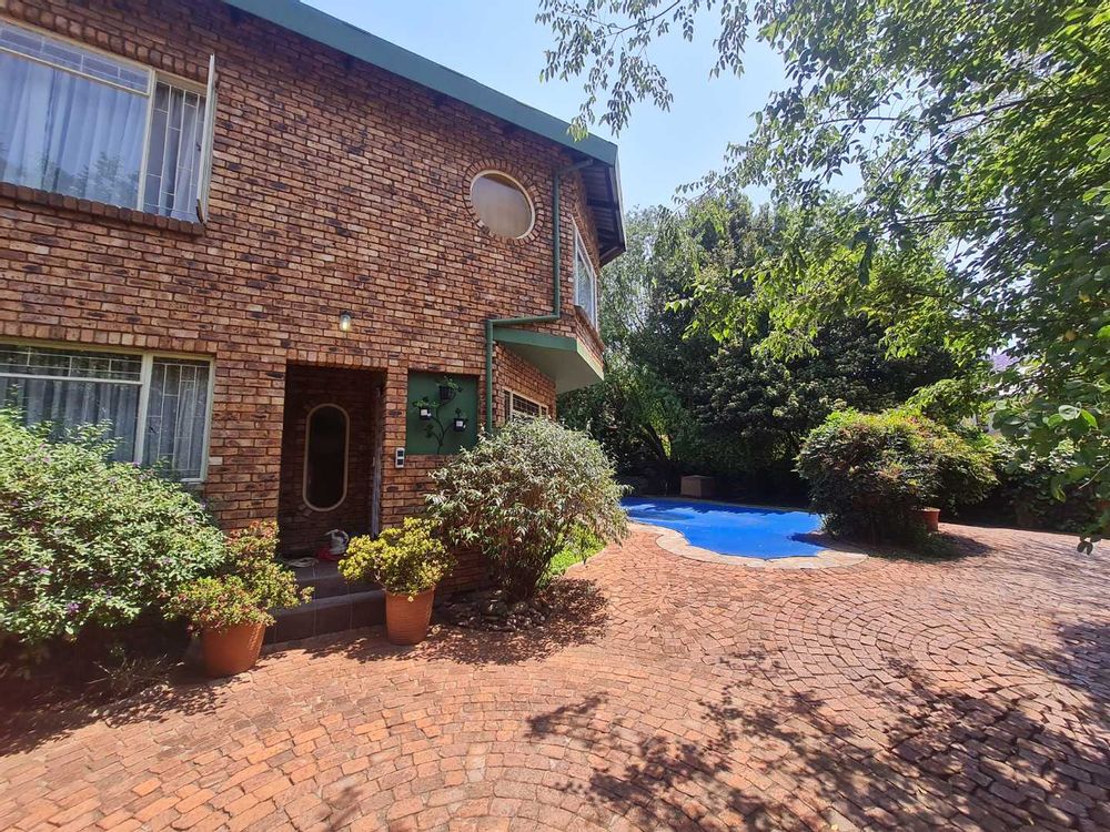 House front garden with swimmingpool