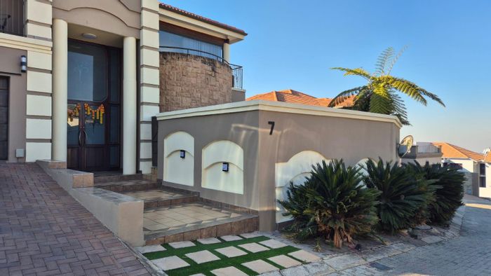 For Sale: House in Bassonia with 4 bedrooms, pool, staff accommodation, and parking.