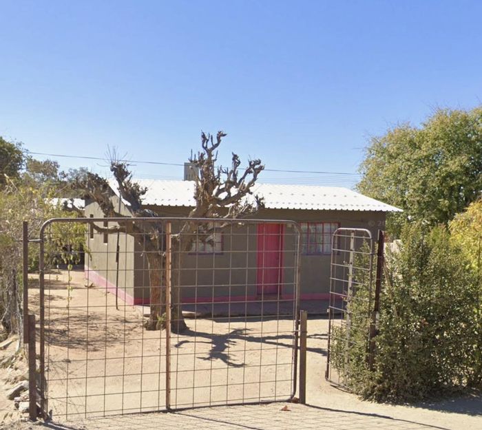 For Sale: House in Okahandja Central, 2 beds, near school, expansion potential.