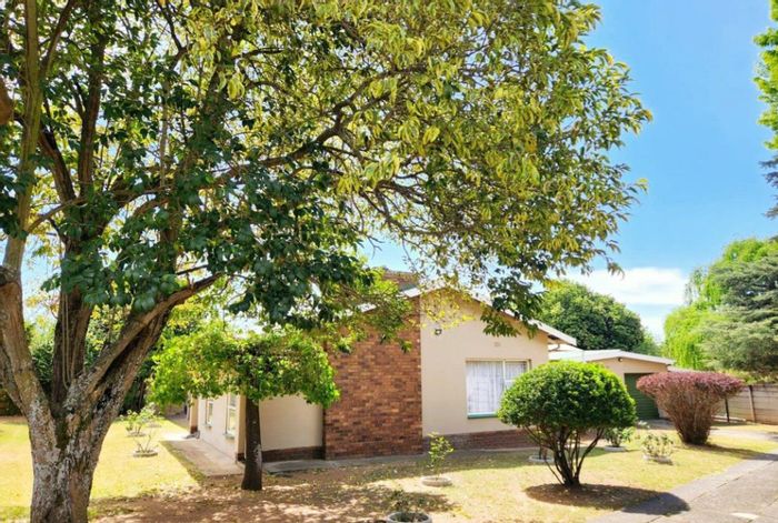 Spacious 3 Bedroom House for Sale in Dundee Central with Pool and Garage!