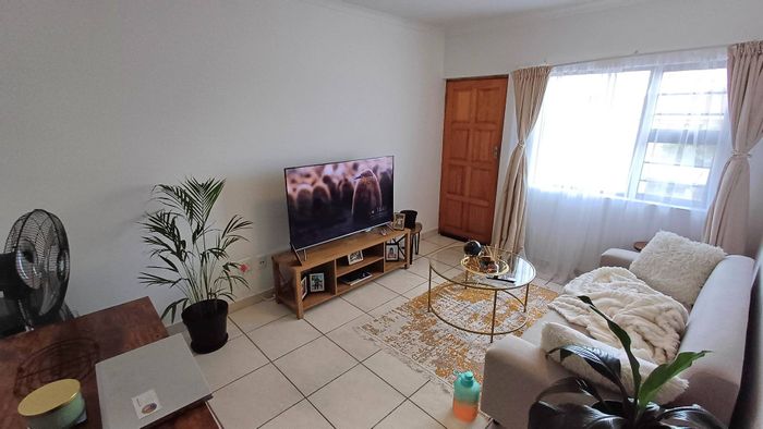 Gonubie Apartment For Sale: 1 bed, balcony, parking, well-managed complex.