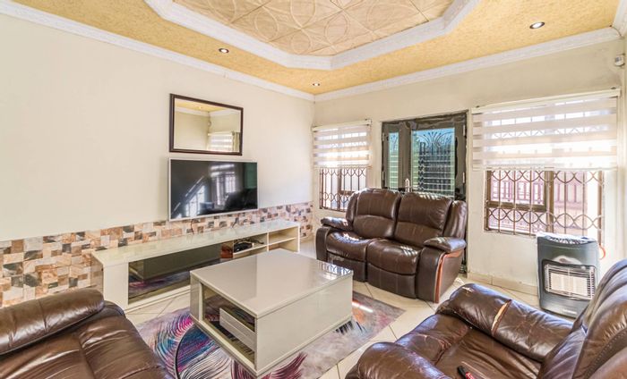 For Sale: House in Mindalore with 3 bedrooms, double garage, staff accommodation.