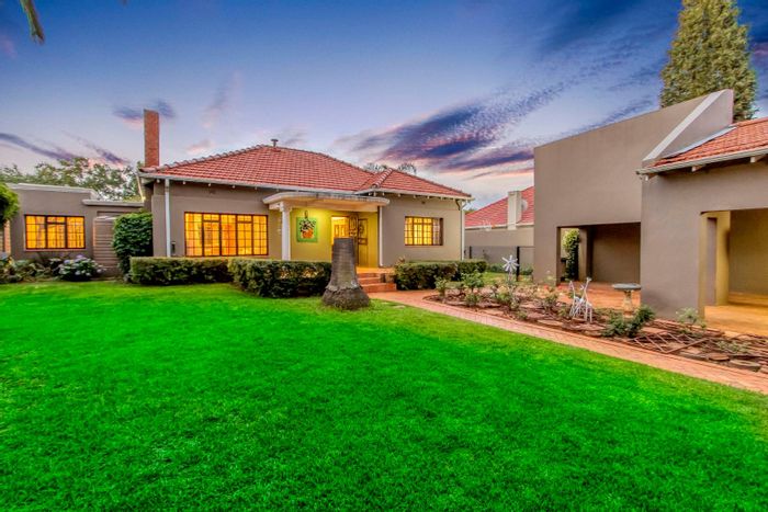 Greenside House For Sale: 3 bedrooms, pool, study, garage, security features.