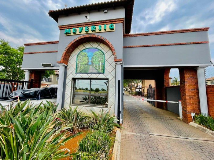 For Sale: 3-Bedroom Townhouse in Meyersig with Garden, Pool, and Security.