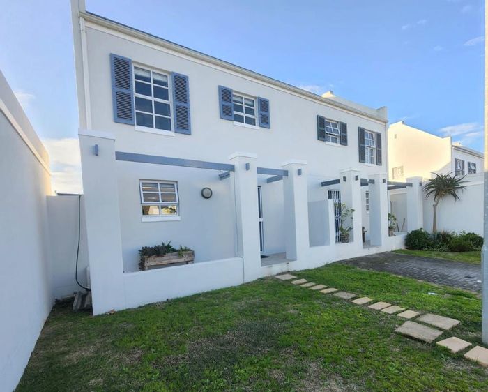 Townhouse To Rent in Stellenbosch Central: 3 bedrooms, garden, Wi-Fi included.