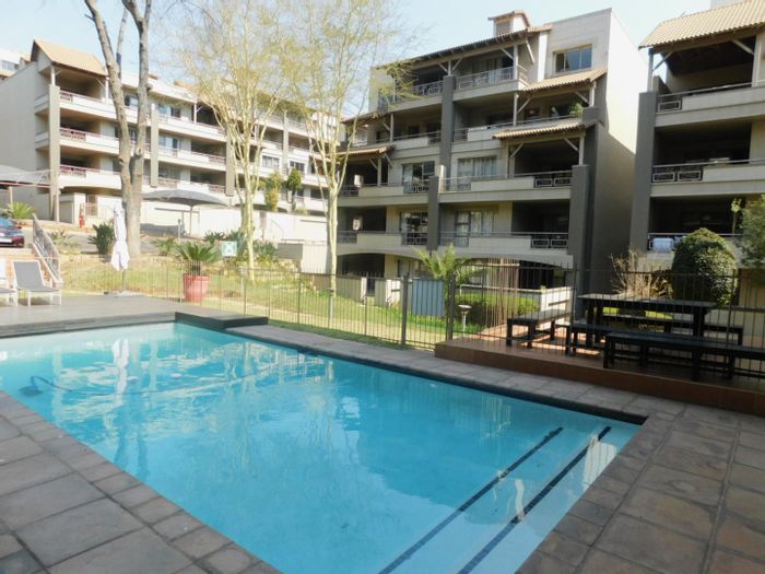 Morningside Apartment To Rent: 2 beds, pool, gym, balcony, secure parking.