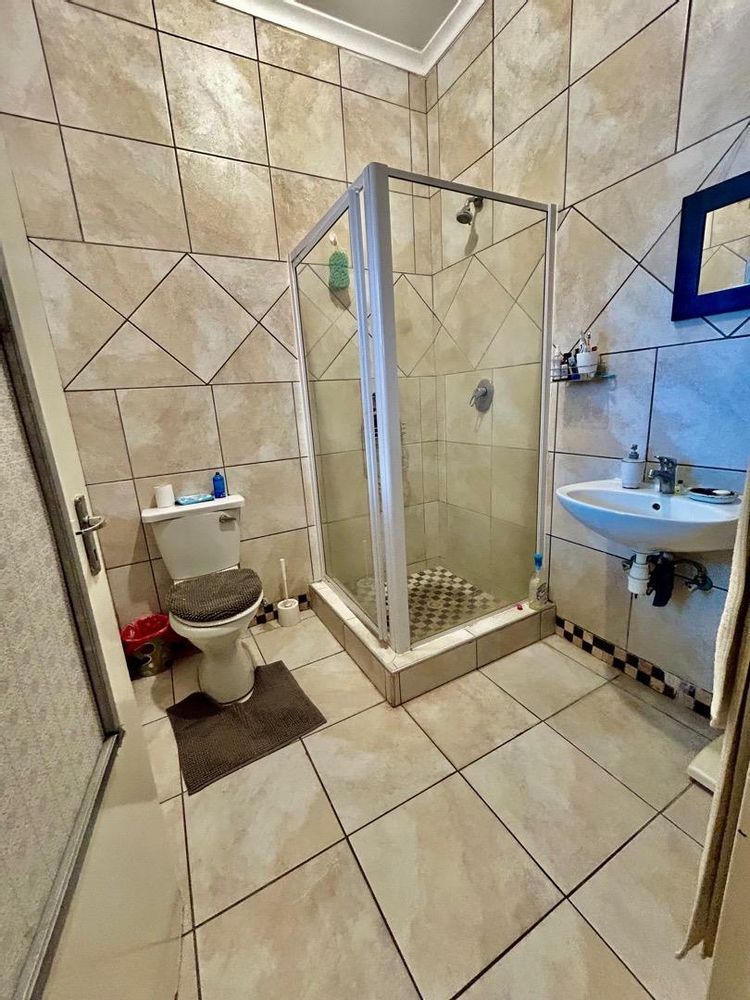 Main Bedroom (En-suite Bathroom)