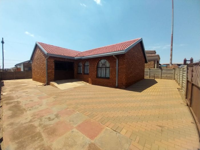 Maokeng Gem: 4 Bed House with Garage, Yard, Near Shops. Move-in Ready. Don't Miss!