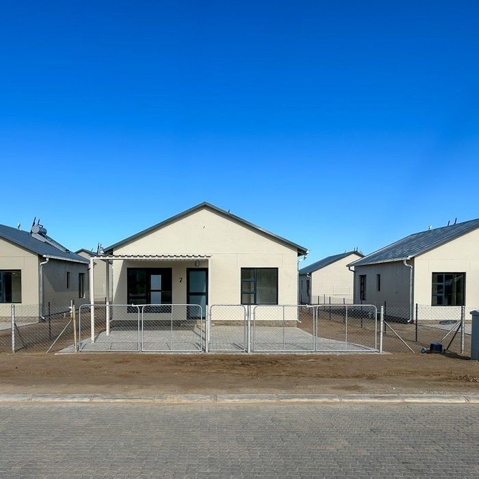 Townhouse for Sale in Osona Village: Enclosed yard, solar geyser, convenient commute.