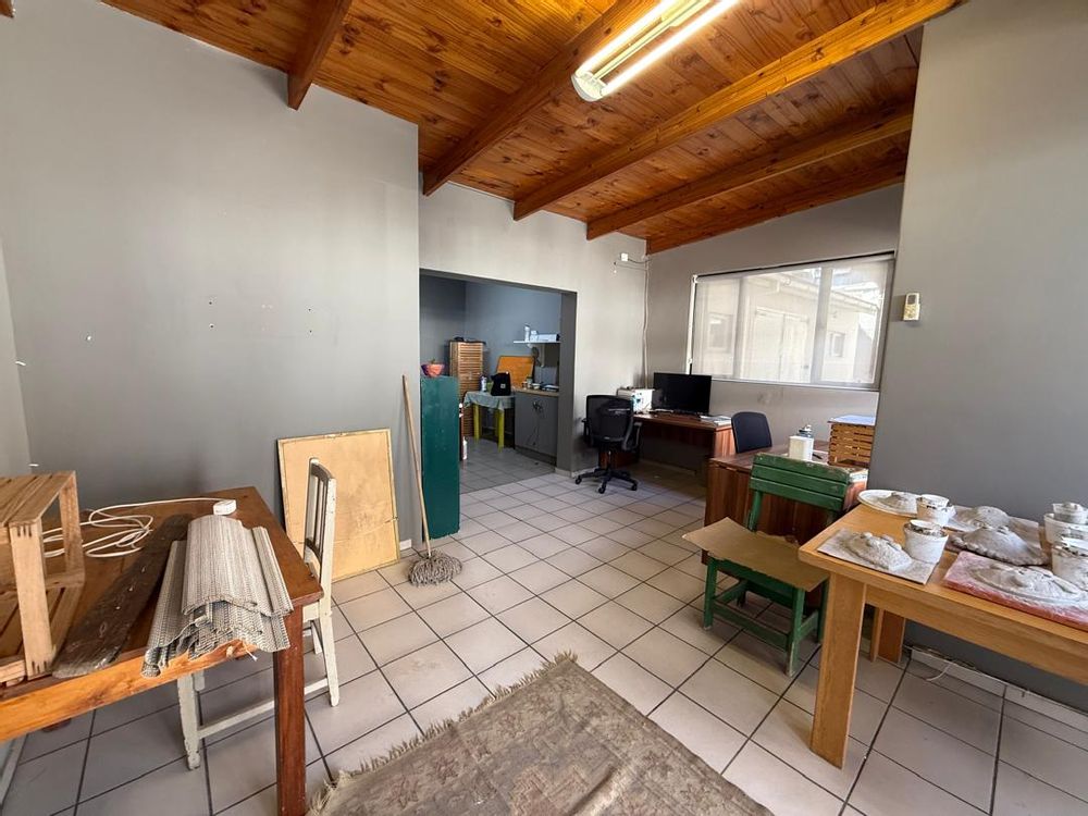 Small office space with kitchentte and guest WC