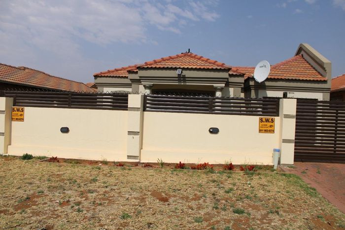 Roodekop House For Sale: 3 Bedrooms, solar power, braai area, close to schools.