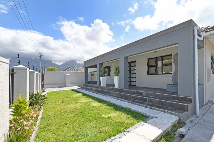 Claremont House For Sale: 6 bedrooms, pool, outdoor kitchen, flexible living spaces.