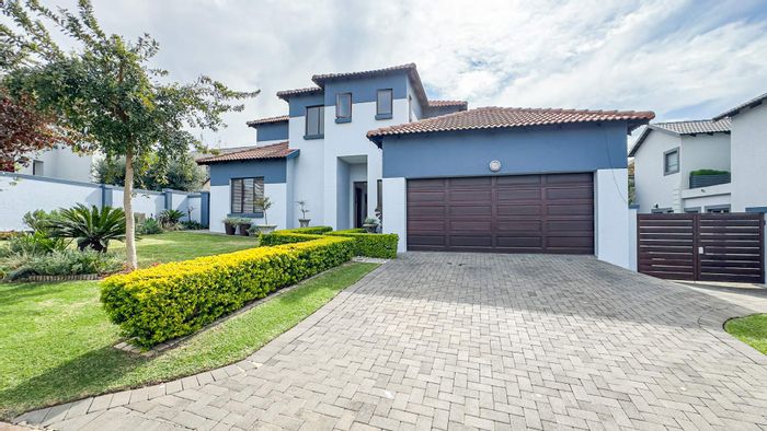 For Sale: House in Midlands Estate with private garden, study, and staff room.