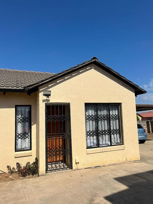 For Sale: House in Elandspoort with 2 bedrooms, large yard, and carport.