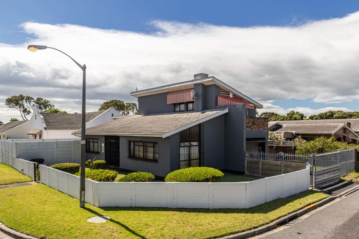 For Sale: Family-friendly 3-bedroom house in Lansdowne with garage and fireplace.