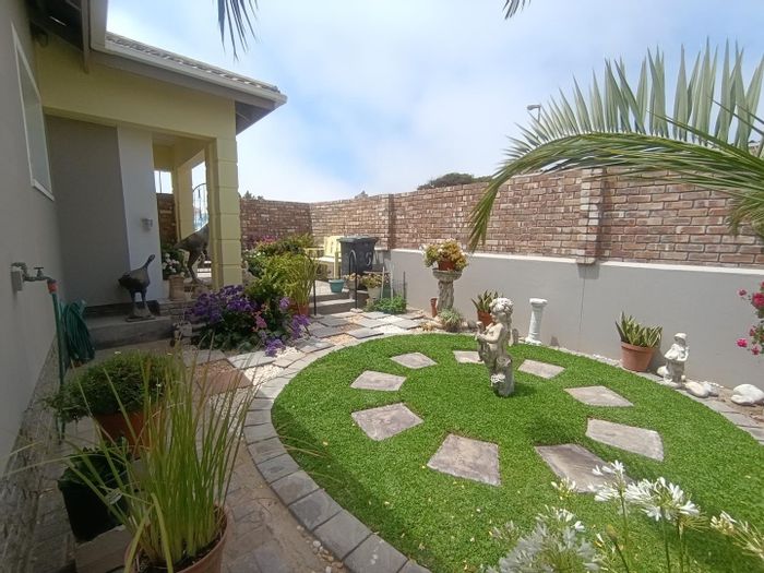 Vogelstrand House For Sale: 3 Bedrooms, enclosed entertainment area, lush garden, secure living.