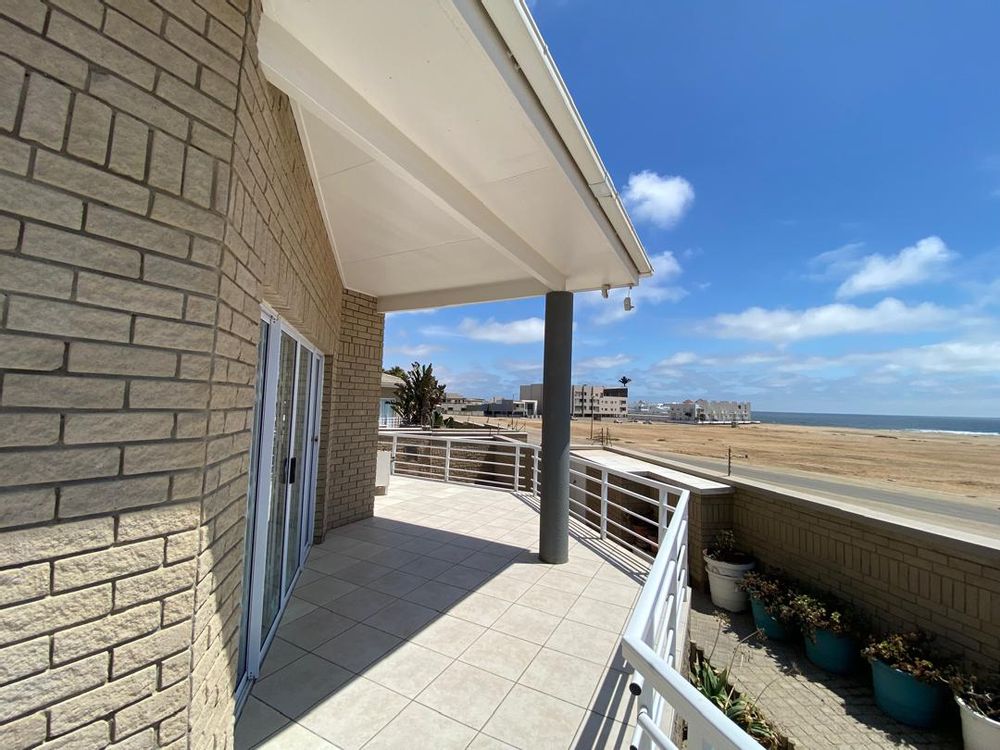 Sea view from the stoep. Front yard