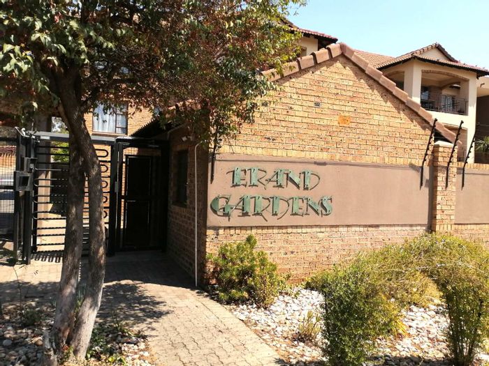 Midridge Park Apartment For Sale: 2 beds, en-suites, patio, pool, clubhouse.