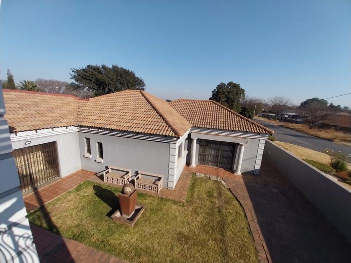 Spacious 5-bedroom house in Modder East with outdoor entertainment and security features.