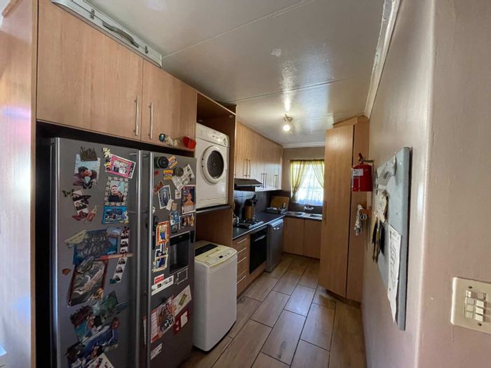 3-Bedroom Townhouse in Fauna For Sale: Open-plan kitchen, built-in braai, ample parking.