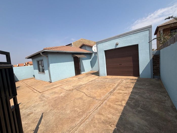 For Sale: House in Protea Glen with 3 bedrooms, garage, and low-maintenance yard.
