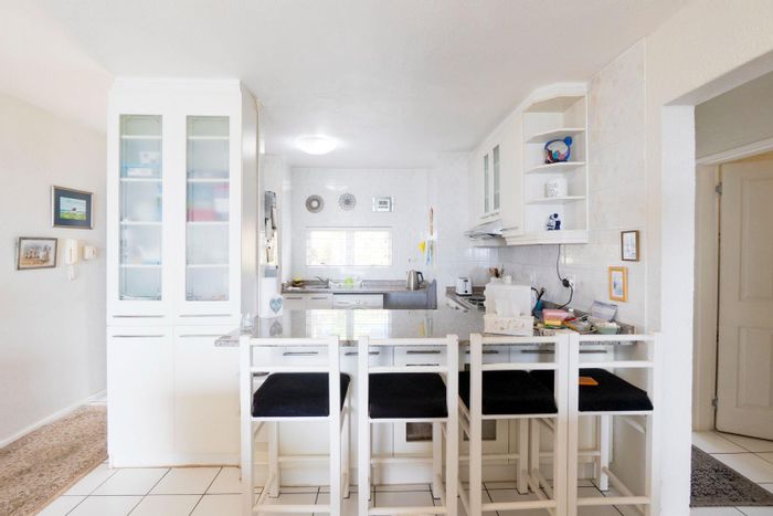 Amanzimtoti Apartment For Sale: Beach access, clubhouse, pools, tennis courts, holiday letting.