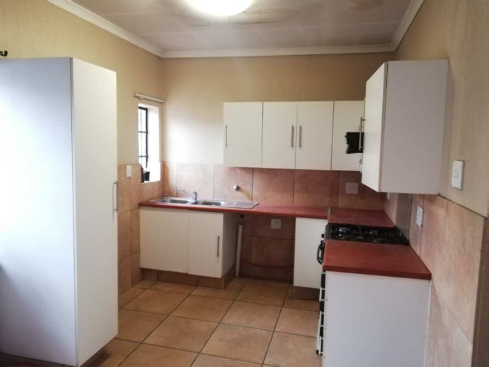 Wychwood House For Sale: 3 beds, 2 baths, renovated, near schools and highways.