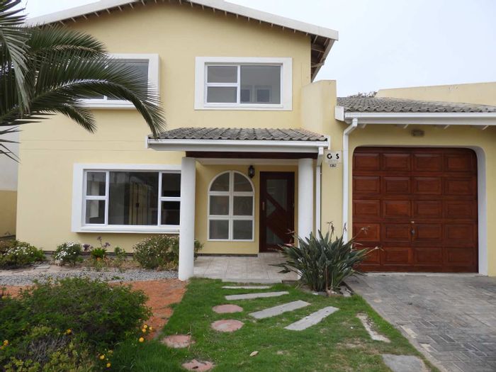 Townhouse in Vineta To Rent: Gated community, courtyard, flexible spaces, tandem garage.