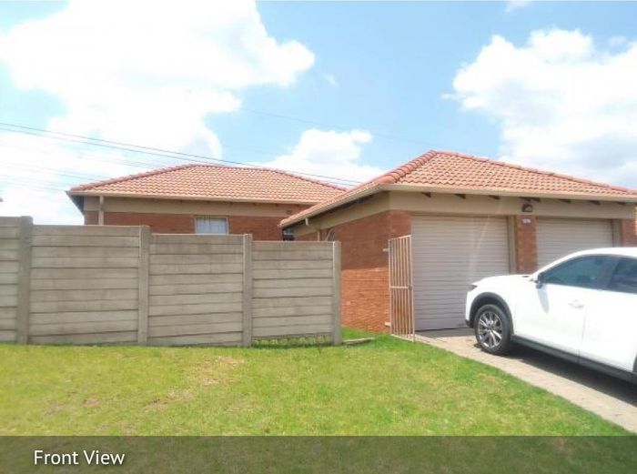 3-Bedroom House For Sale in Thatch Hill Estate with Double Garage and Spacious Yard.