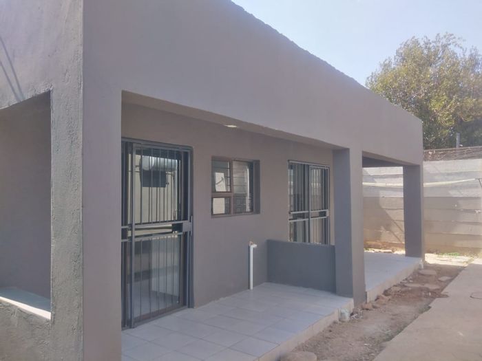 Bachelor Apartment To Rent in Capital Park, close to amenities and transport.