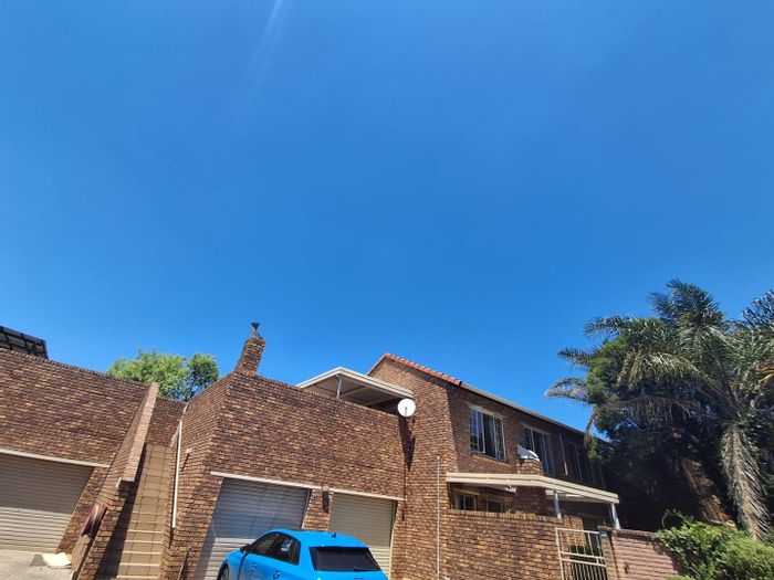 For Sale: Townhouse in Willow Park Manor with 2 beds, pool, and security.