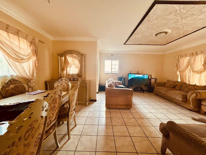 Vryheid Central House For Sale: 3 bedrooms, renovated flat, secure parking, spacious living.