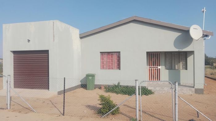 3-bedroom house for sale in Otjiwarongo Central, features garage and open-plan kitchen.