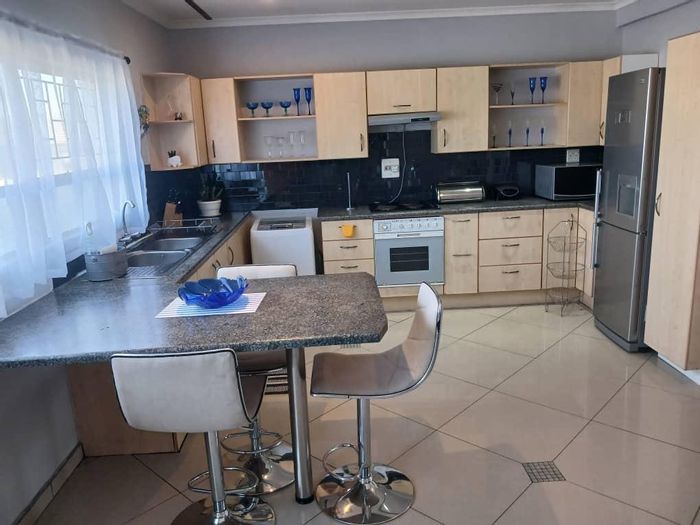 Suiderhof Apartment To Rent: 2 Bedrooms, 2 Bathrooms, Open Plan Living, Carport.