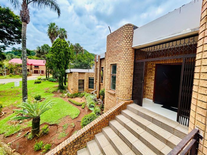 Vryheid Central House For Sale: Spacious home, pool, study, and guest potential.