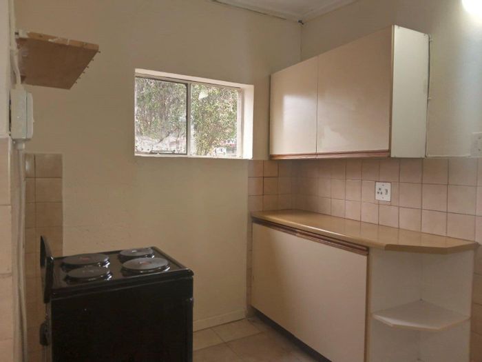 Spacious Northmead Cottage To Rent: Private garden, pool access, prepaid utilities included.