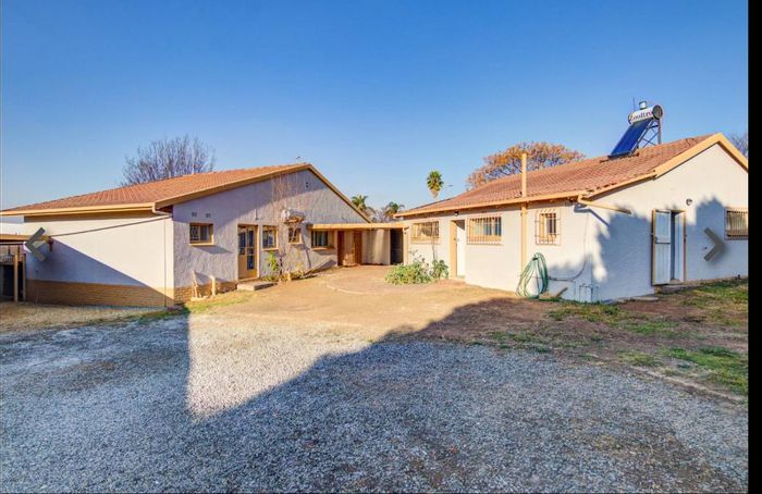 Aston Manor House For Sale: 4 Bedrooms, Nanny's Flat, Lapa, 2 Garages.