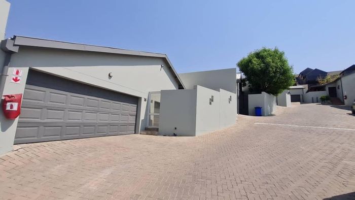 Townhouse For Sale in Avis: 3 Bedrooms, Air Conditioning, BBQ Area, Double Garage.