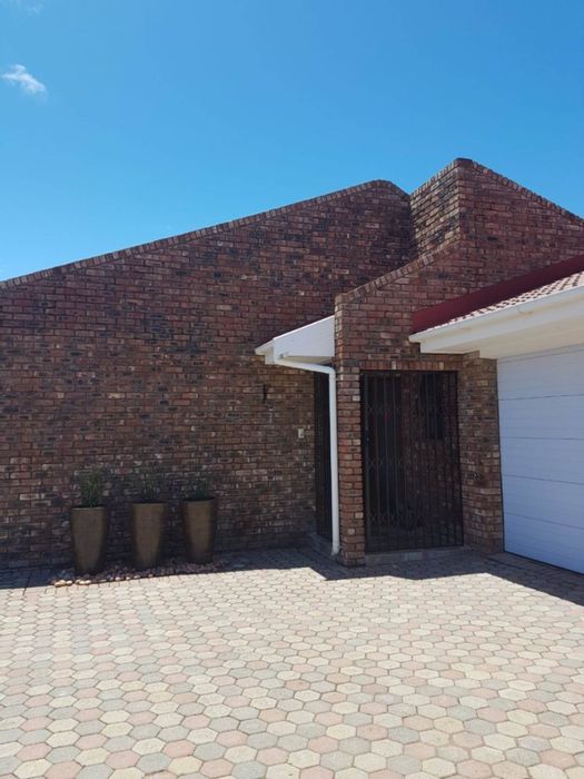 Property #1056283, Townhouse sold in Hartenbos Central
