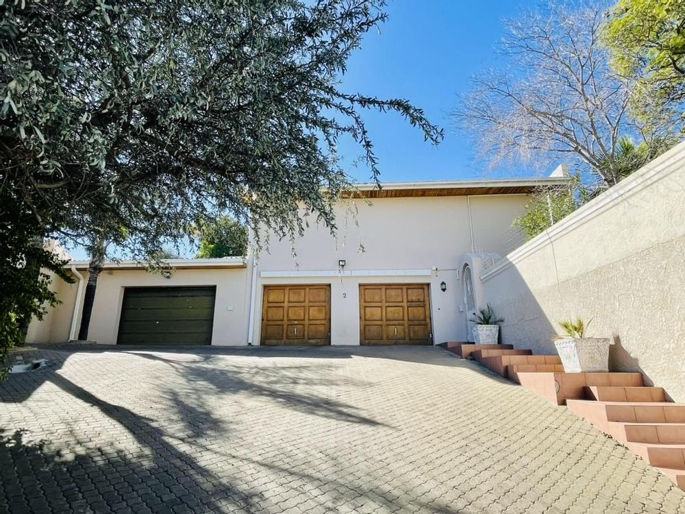 Garages, driveway and entry to house